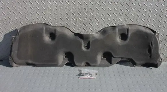 Engine bonnet/hood sound/heat insulation