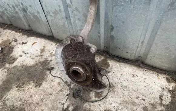 Front wheel hub