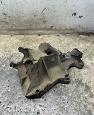 Volkswagen PASSAT B5.5 Engine mounting bracket