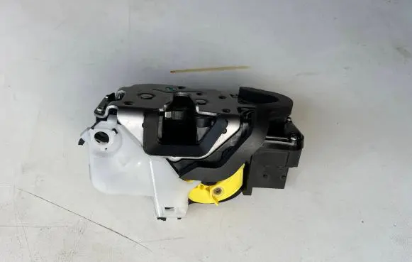 Opel Insignia A Front door lock 13579521 2314225