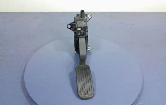 Accelerator throttle pedal