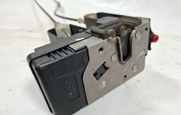 Opel Vectra C Rear door lock 13210760