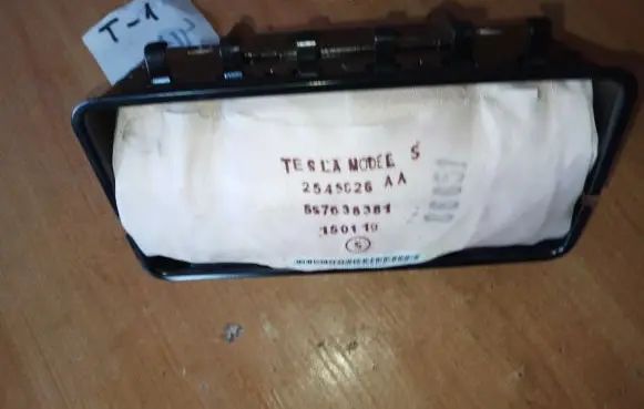 Tesla Model S Passenger airbag 0589P1000551