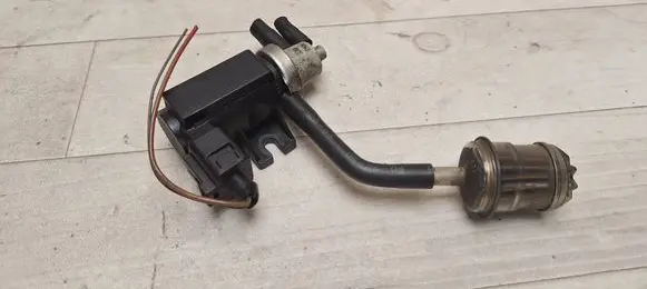 Volkswagen Touareg I Turbo solenoid valve 1J0906627A 72290325 1J0906627