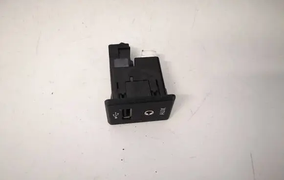 Nissan X-Trail T32 USB socket connector 795405004 004605600872