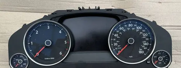 Volkswagen Touareg II Speedometer (instrument cluster) 7P6920983D