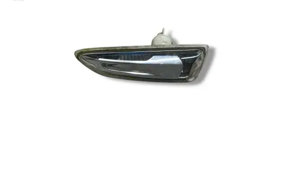 Front fender indicator light