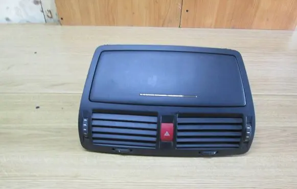 Skoda Octavia Mk2 (1Z) Dash center air vent grill 1Z0820951 8107535