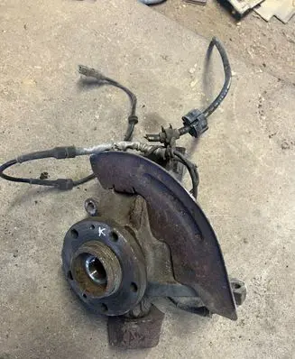 Peugeot 607 Front wheel hub spindle knuckle