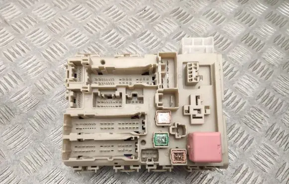 Toyota Avensis T270 Fuse module 8273005J90