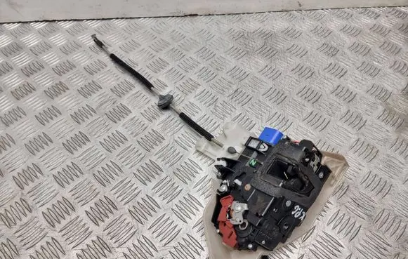Volkswagen Phaeton Rear door lock 25100D6
