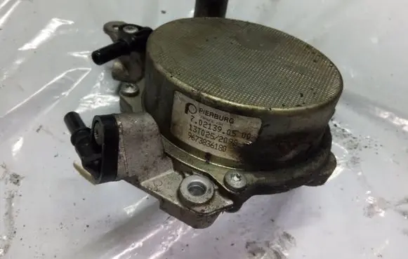 Ford Mondeo MK IV Vacuum pump 9673836180