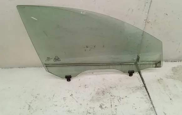 KIA Sportage Front door window glass four-door