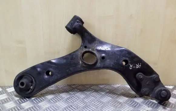 Toyota Avensis T270 Front lower control arm/wishbone