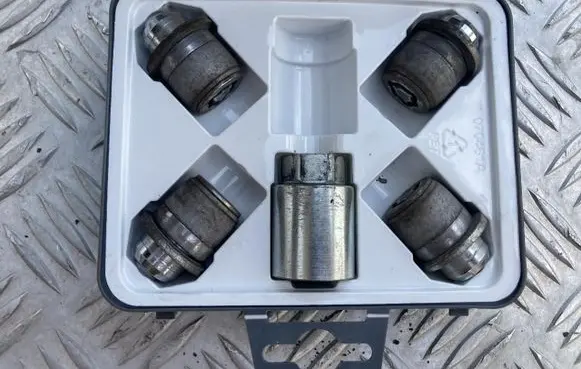 Toyota C-HR I Nuts/bolts PK8797