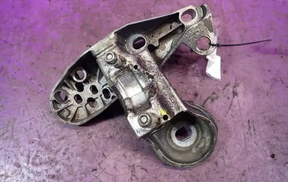 Audi A6 Allroad C5 Engine mounting bracket 8E0199351A