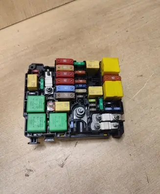 Peugeot 308 Fuse module 9804848580