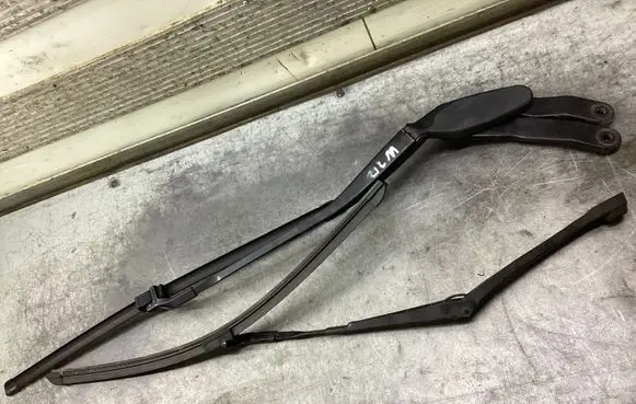 Front wiper blade arm