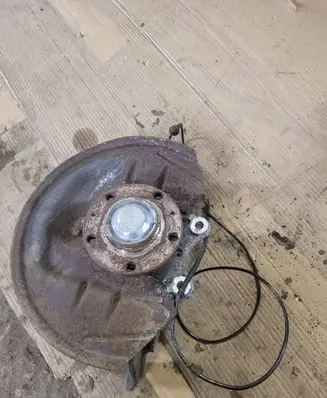 Rear wheel hub spindle/knuckle