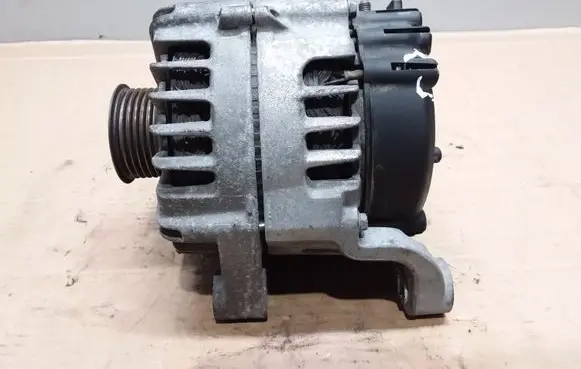 BMW 1 E81 E87 Generator/alternator 7802261