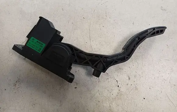 Accelerator throttle pedal