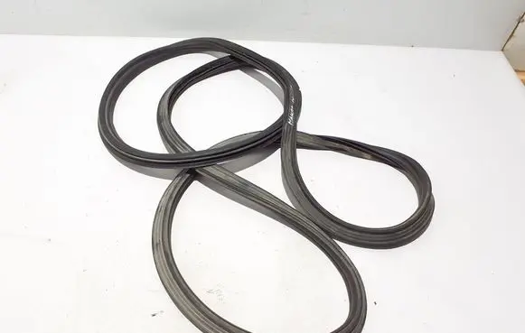 Porsche Macan (95B) Trunk rubber seal (body) 95B827705J