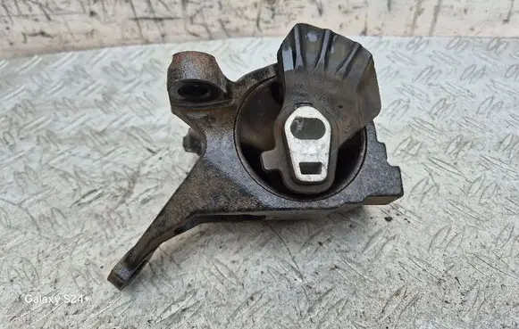 Mazda 3 III Engine mount bracket