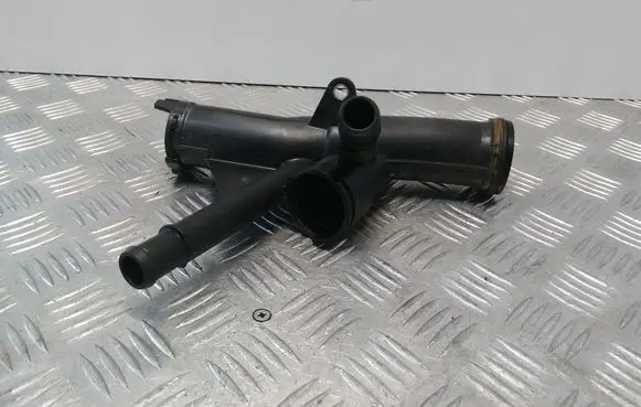 Volkswagen PASSAT B8 Engine coolant pipe/hose 04L121026F
