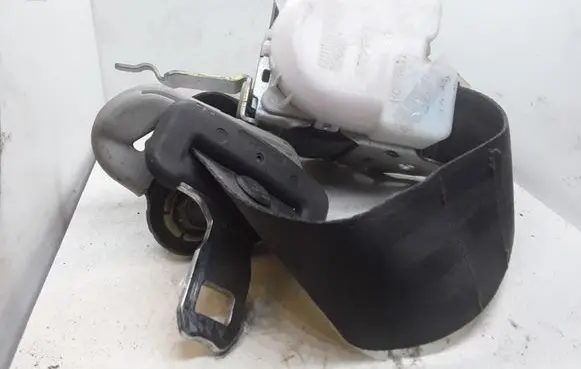 Toyota Yaris Middle seatbelt (rear) H073811 0435056