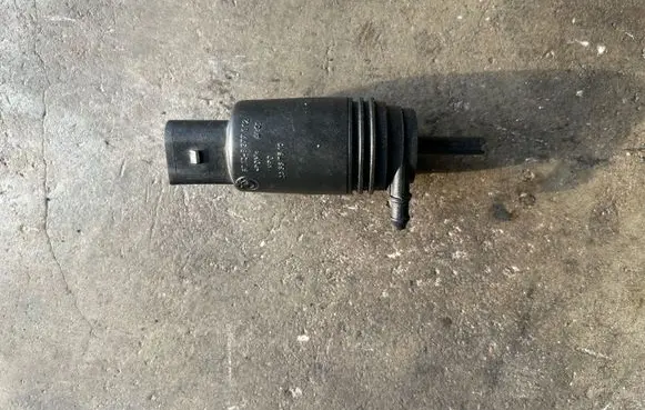 BMW 5 E39 Windscreen/windshield washer pump 23557610 8377612