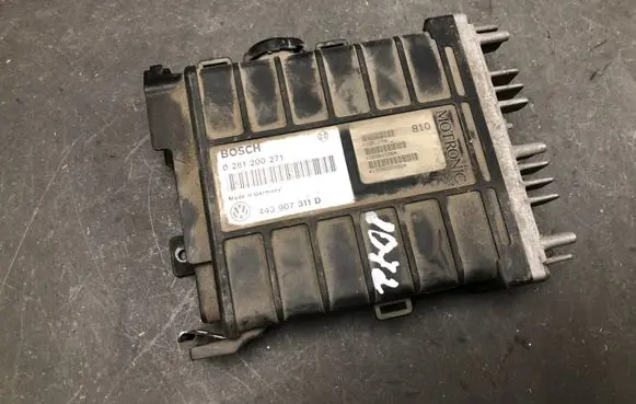 Volkswagen Golf II Engine control unit/module 0261200271 443907311D