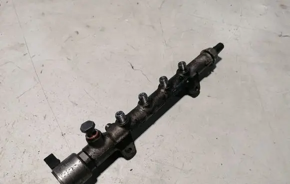 Mercedes-Benz E W212 Fuel main line pipe A6510700700 9307Z522A00