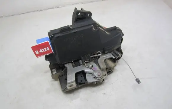 Volkswagen Golf VI Front door lock 3D1837016AD