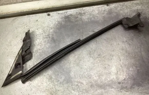 Mercedes-Benz CLS C218 X218 Rubber seal front door window/glass A2187200815