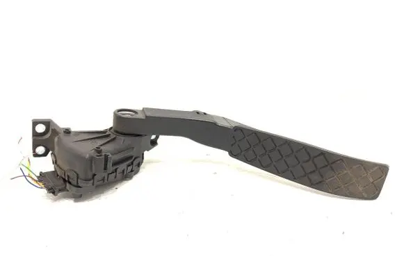 Accelerator throttle pedal