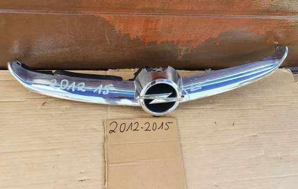Opel Astra J Manufacturer badge logo/emblem 13368852
