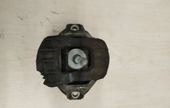BMW 5 E60 E61 Engine mount bracket 6761089 586309D 15934612