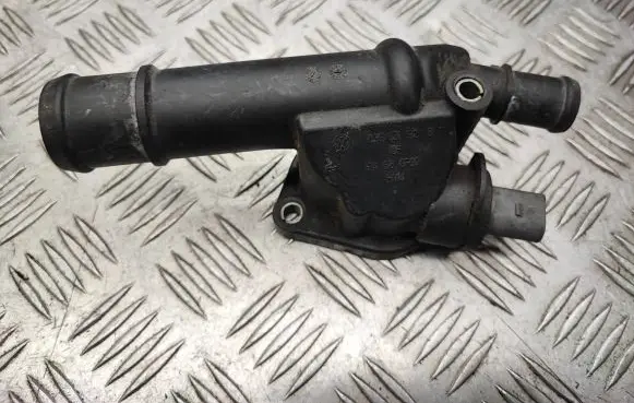 Volkswagen PASSAT B6 Engine coolant pipe/hose 03G121132B
