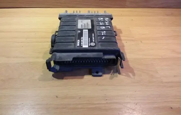 Volkswagen PASSAT B3 Engine control unit/module 0261200762 443907311G