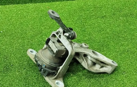 Engine mount bracket