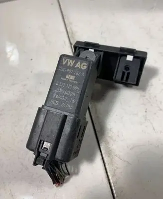 Volkswagen Golf Plus Glow plug pre-heat relay 03G907282A 0522120505