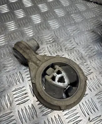 Nissan Qashqai Engine mount bracket