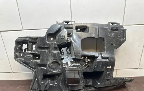 Volvo V40 Front bumper mounting bracket 31425001