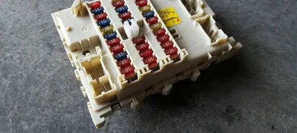 Nissan Primera Fuse module 24350AV700