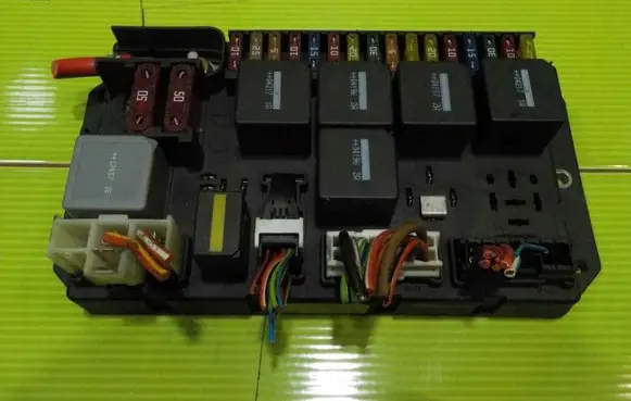Rover Range Rover Fuse box set YQE500290 12AB5