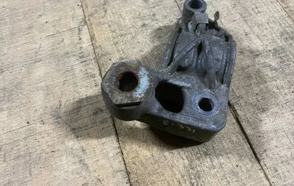 Mercedes-Benz E W211 Sway bar bush bracket, front A2113231126 2113231126