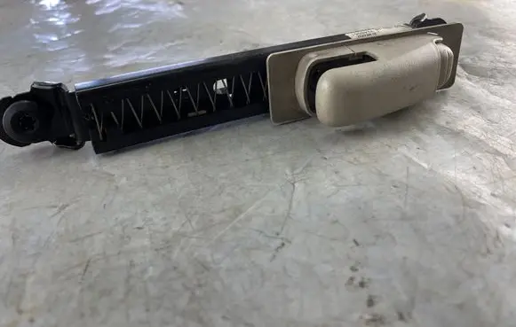 Jeep Grand Cherokee (WK) Seat belt height adjuster 0xe25bd1ad