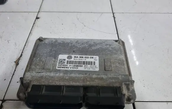Volkswagen Jetta V Engine control unit/module 06A906033EM 5WP40267