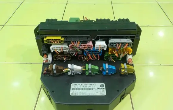 Mercedes-Benz E W212 Fuse box set A2129002627 BEZPIECZNIKOW