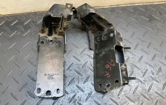 BMW 3 E90 E91 Radiator mount bracket 7117811 H260BDZ 23781010